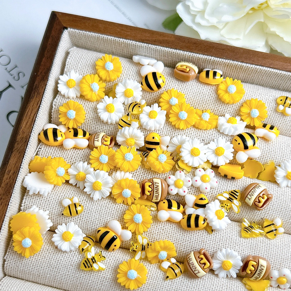 Bee and daisy 3D nail charms – image 4